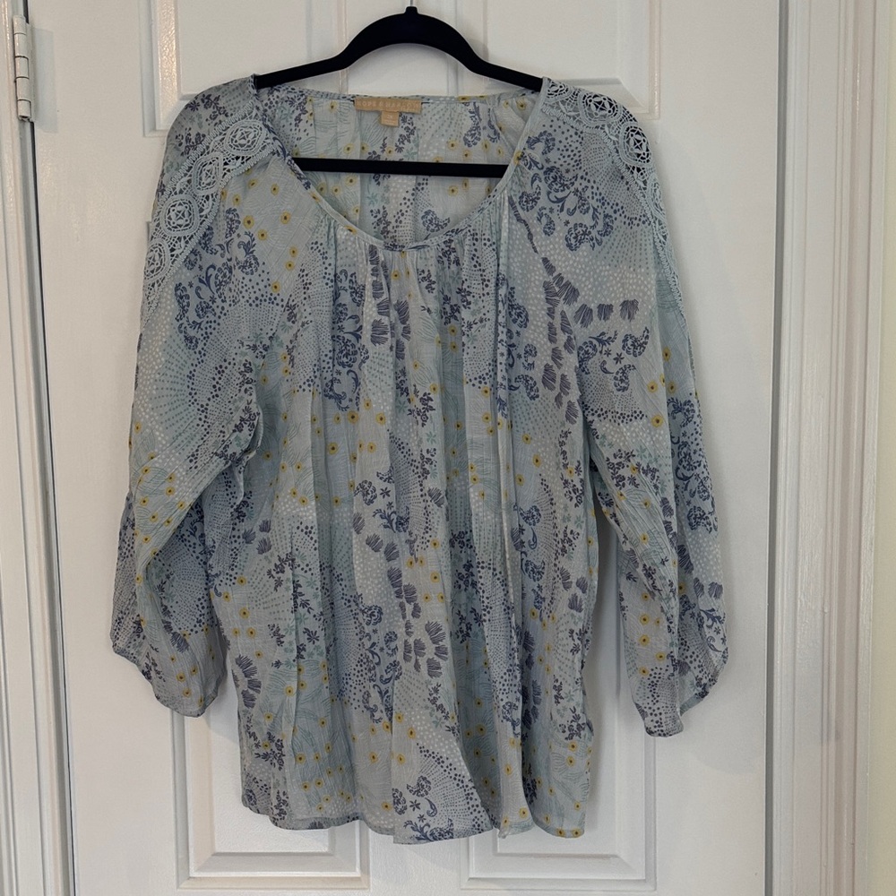 Chic Floral Blouse in Blue and Yellow
